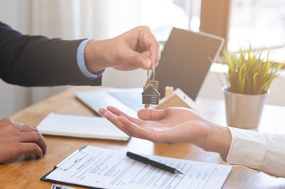organisme-logement-social-ordinateur-cle-contrat-maison
