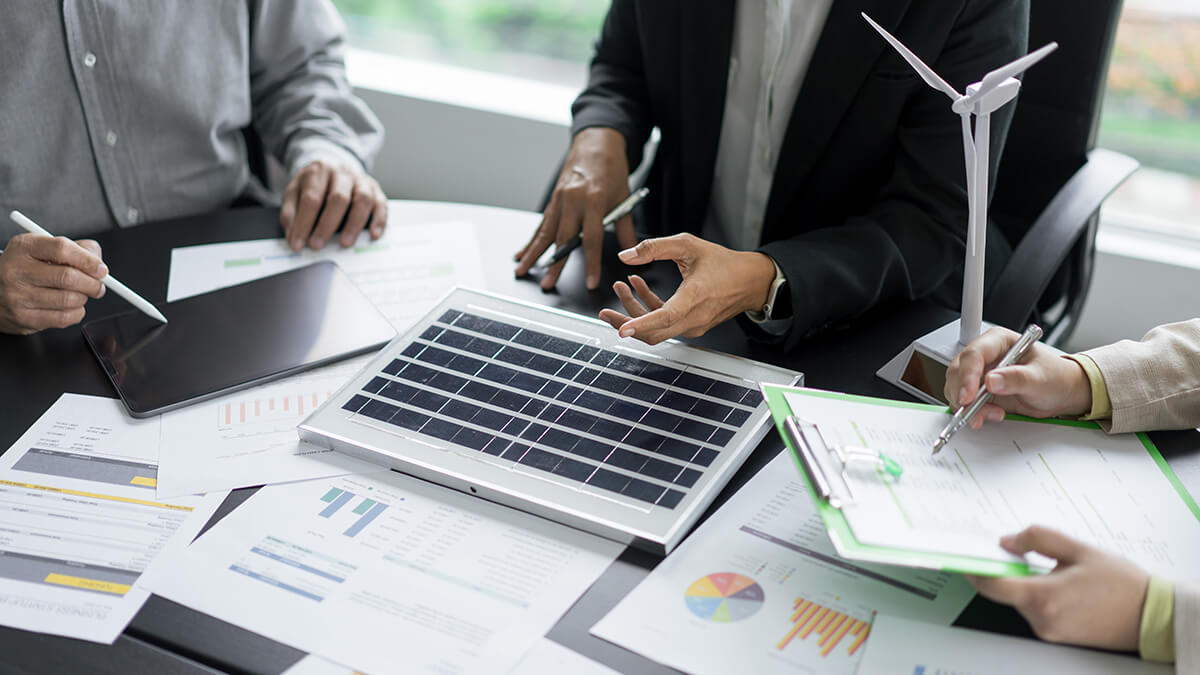 mains bureau eolienne panneau solaire energie documents contrats graphiques