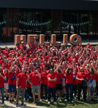 equipe hellio tenue rouge 1